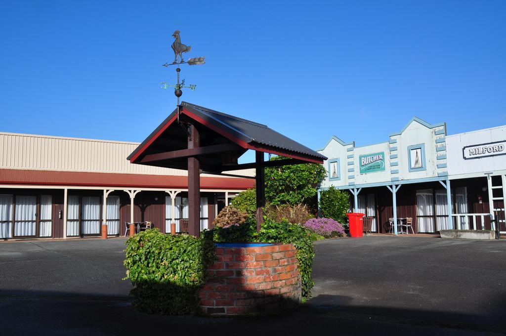 The Village Inn Hotel Te Anau Ngoại thất bức ảnh